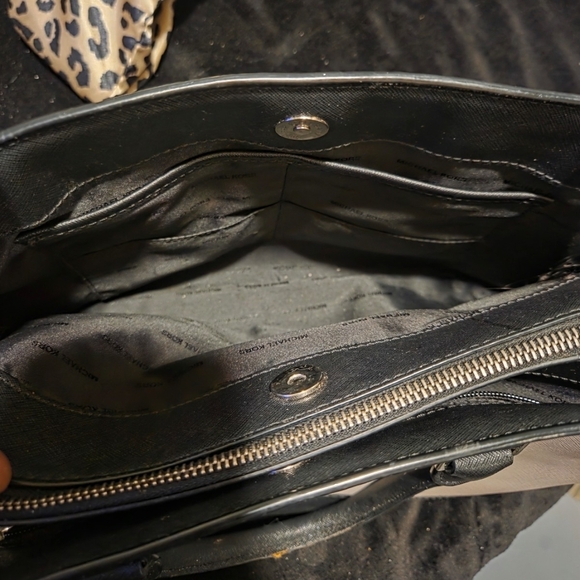 MICHAEL KORS BAG - Picture 3 of 6